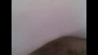 自拍露臉粉嫩學生妹，在家無聊拿小黃瓜來玩～還記得削皮保養小妹妹